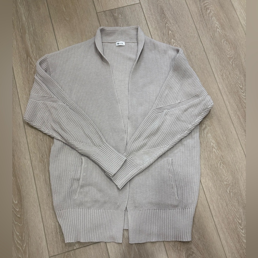 Women’s taupe Sweater-like new